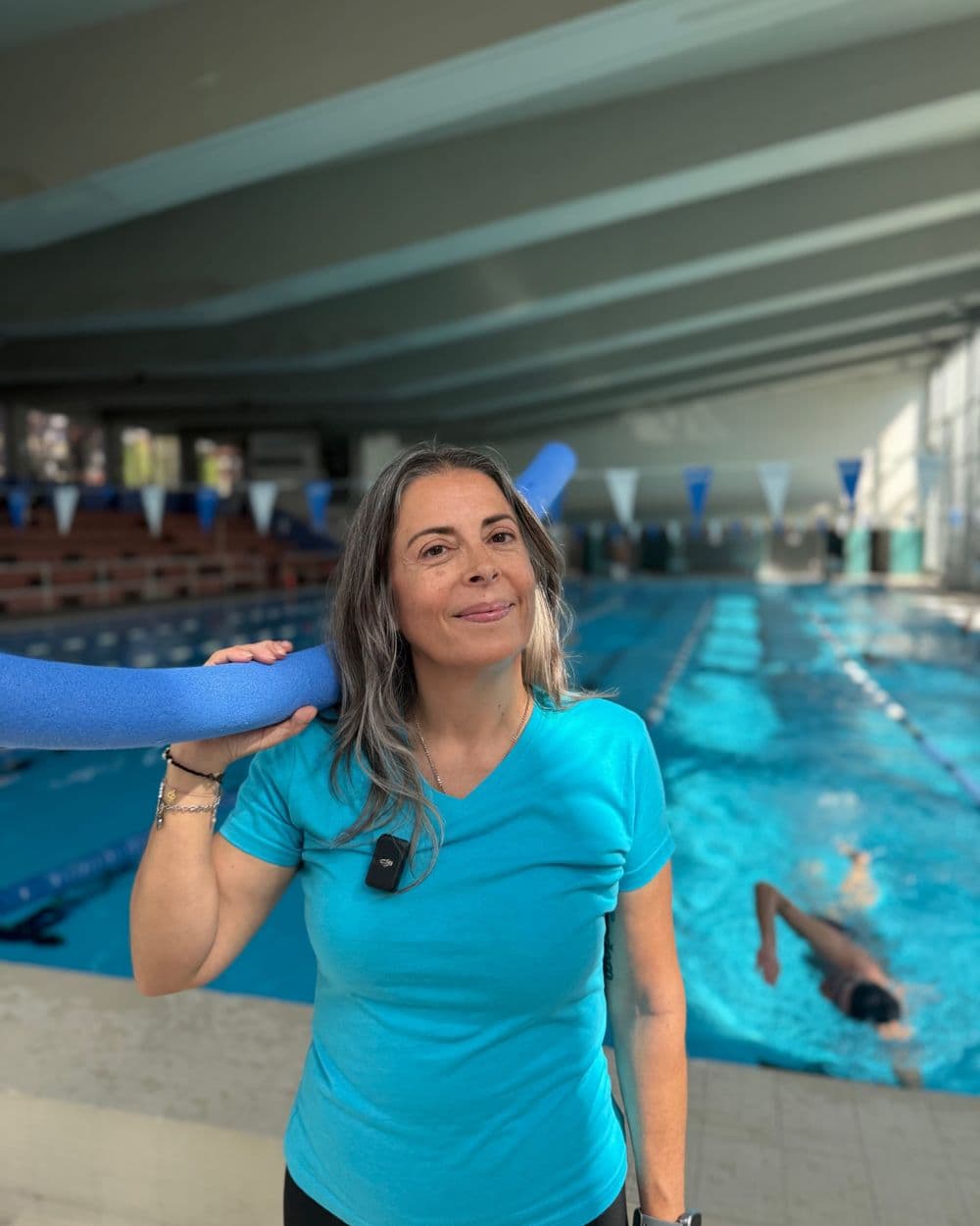 Beatrice Maria Vallorani a bordo vasca, con la maglia Drena Walking®
